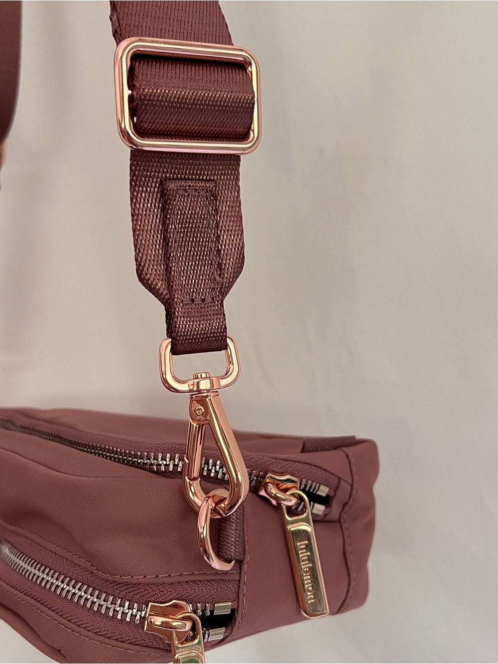 lululemon athletica Everywhere Crossbody Bag 2L Metal Hardware in Dusty Rose - Picture 6 of 11